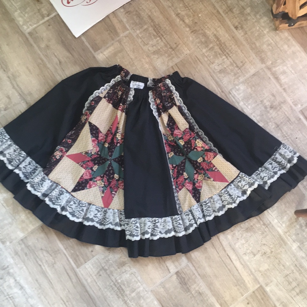 Vintage lace trimmed prairie quilt print skirt - Picture 7 of 13